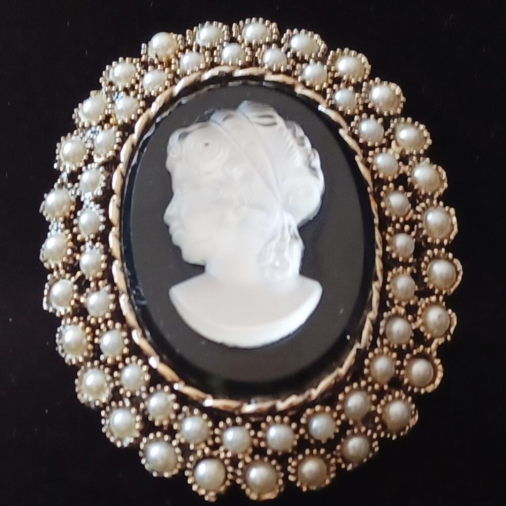 Vintage Intaglio Cear Glass Cameo, Gold Tone Oval Pin Brooch with faux Pearls